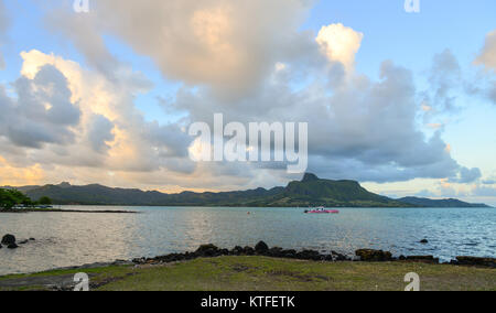 Tramonto sul mare in Mahebourg, Mauritius. Mauritius è un piccolo, multi-culturale di isola nell'Oceano Indiano, a est del Madagascar. Foto Stock