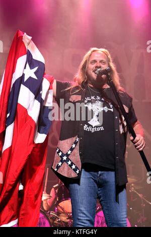 La statunitense southern rock band Lynyrd Skynyrd esegue un live a Oslo Spektrum. Qui il cantante Johnny Van Zant è visto dal vivo sul palco. Norvegia, 24/05 2009. Foto Stock