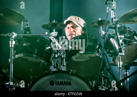 Il musicista francese Manu Katché è visto dietro il suo drum kit a Peter Gabriel in concerto a Olso. Norvegia, 23/05 2014. Foto Stock