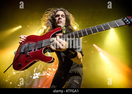 Norvegia, Oslo - Agosto 1, 2017. La American thrash metal band Megadeth esegue un concerto dal vivo a Sentrum scena in Oslo. Qui il chitarrista Kiko Loureiro è visto dal vivo sul palco. Foto Stock