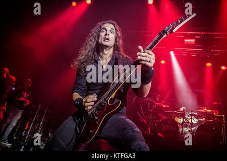 Norvegia, Oslo - Agosto 1, 2017. La American thrash metal band Megadeth esegue un concerto dal vivo a Sentrum scena in Oslo. Qui il chitarrista Kiko Loureiro è visto dal vivo sul palco. Foto Stock