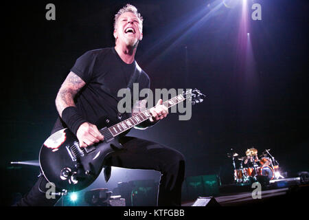 La American heavy metal band Metallica esegue un concerto dal vivo presso Telenor Arena di Oslo. Qui il chitarrista e cantante James Hetfield è visto dal vivo sul palco. Norvegia, 13/04 2010. Foto Stock