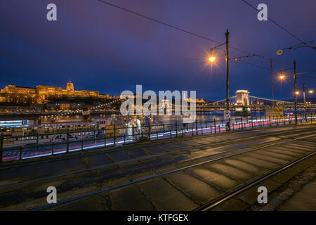 Il castello di Buda e Ponte delle catene di Budapest di notte Foto Stock