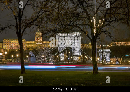 Il Ponte delle catene e il castello di Buda vista di notte a Budapest Foto Stock