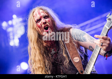 Norvegia, Borre - Agosto 19, 2017. Il finlandese pagan metal band Moonsorrow esegue un concerto dal vivo durante il norvegese metal festival Midgardsblot Festival 2017 in Borre. Qui il bassista Ville Sorvali è visto dal vivo sul palco. Foto Stock