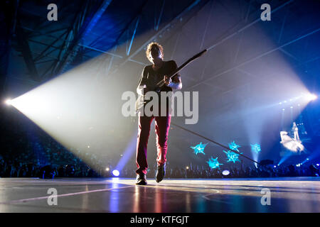 L'inglese rock band Muse esegue un concerto dal vivo presso Telenor Arena di Oslo. Qui cantante, compositore e musicista Matthew Bellamy è visto dal vivo sul palco. Norvegia, 24/07 2013. Foto Stock