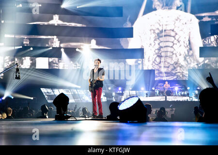 L'inglese rock band Muse esegue un concerto dal vivo presso Telenor Arena di Oslo. Qui cantante, compositore e musicista Matthew Bellamy è visto dal vivo sul palco. Norvegia, 24/07 2013. Foto Stock