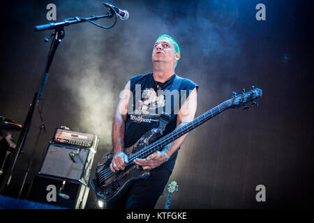 La American nu-metal band di nevrosi esegue un concerto dal vivo presso il norvegese music festival Øyafestivalen 2016 a Oslo. Qui il bassista Dave Edwardson è sene dal vivo sul palco. Norvegia, 13/08 2016. Foto Stock