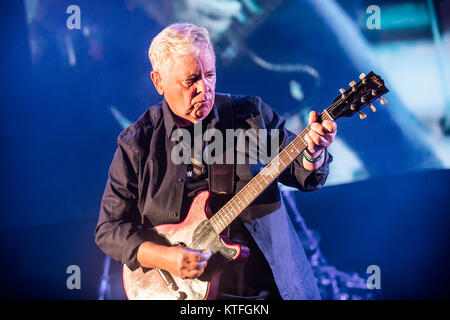 L'inglese rock band Nuovo Ordine esegue un concerto dal vivo presso il norvegese music festival Øyafestivalen 2016 a Oslo. Qui il cantante e musicista Bernard Sumner è visto dal vivo sul palco. Norvegia, 12/08 2016. Foto Stock