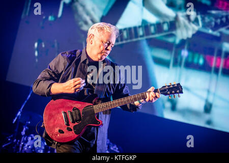 L'inglese rock band Nuovo Ordine esegue un concerto dal vivo presso il norvegese music festival Øyafestivalen 2016 a Oslo. Qui il cantante e musicista Bernard Sumner è visto dal vivo sul palco. Norvegia, 12/08 2016. Foto Stock