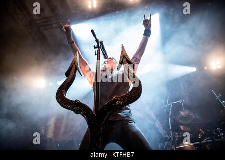 Il Norvegese black metal band Satyricon esegue un concerto dal vivo al Rockefeller di Oslo. Qui la cantante Satiro è visto dal vivo sul palco. Norvegia, 21/03 2014. Foto Stock