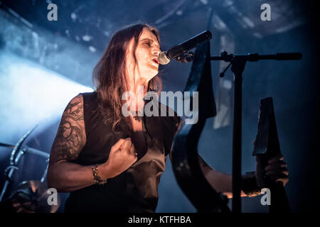 Il Norvegese black metal band Satyricon esegue un concerto dal vivo al Rockefeller di Oslo. Qui la cantante Satiro è visto dal vivo sul palco. Norvegia, 21/03 2014. Foto Stock