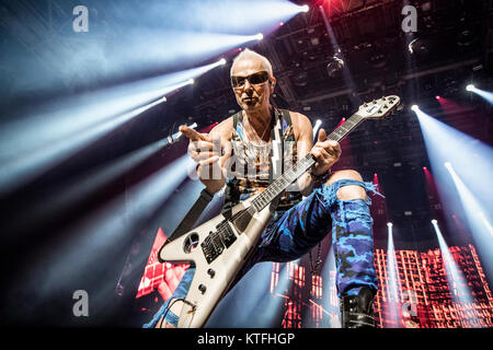 Norvegia, Oslo - Novembre 22, 2017. L'della rock band tedesca Scorpions esegue un concerto dal vivo a Oslo Spektrum. Qui il chitarrista Rudolf Schenker è visto dal vivo sul palco. (Photo credit: Gonzales foto - Terje Dokken). Foto Stock