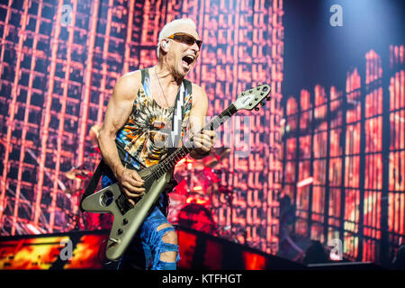 Norvegia, Oslo - Novembre 22, 2017. L'della rock band tedesca Scorpions esegue un concerto dal vivo a Oslo Spektrum. Qui il chitarrista Rudolf Schenker è visto dal vivo sul palco. (Photo credit: Gonzales foto - Terje Dokken). Foto Stock