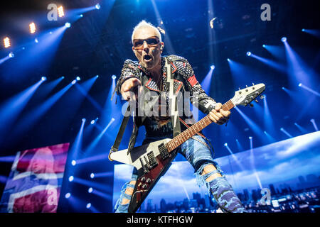 Norvegia, Oslo - Novembre 22, 2017. L'della rock band tedesca Scorpions esegue un concerto dal vivo a Oslo Spektrum. Qui il chitarrista Rudolf Schenker è visto dal vivo sul palco. (Photo credit: Gonzales foto - Terje Dokken). Foto Stock