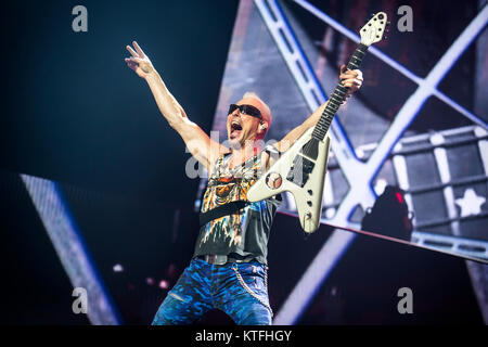 Norvegia, Oslo - Novembre 22, 2017. L'della rock band tedesca Scorpions esegue un concerto dal vivo a Oslo Spektrum. Qui il chitarrista Rudolf Schenker è visto dal vivo sul palco. (Photo credit: Gonzales foto - Terje Dokken). Foto Stock