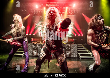 La American glam metal band Pantera acciaio esegue un concerto dal vivo a Sentrum scena in Oslo. Qui la cantante e musicista Michael Starr è visto dal vivo sul palco con il chitarrista sacchetta (R) e bass player Lexxi Foxx (L). Norvegia, 17/02 2014. Foto Stock