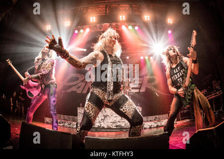La American glam metal band Pantera acciaio esegue un concerto dal vivo a Sentrum scena in Oslo. Qui la cantante e musicista Michael Starr è visto dal vivo sul palco con il bassista Lexxi Foxx (L) e il chitarrista sacchetta (R). Norvegia, 18/09 2016. Foto Stock