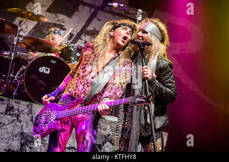La American glam metal band Pantera acciaio esegue un concerto dal vivo a Sentrum scena in Oslo. Qui la cantante e musicista Michael Starr è visto dal vivo sul palco con il bassista Lexxi Foxx. Norvegia, 18/09 2016. Foto Stock