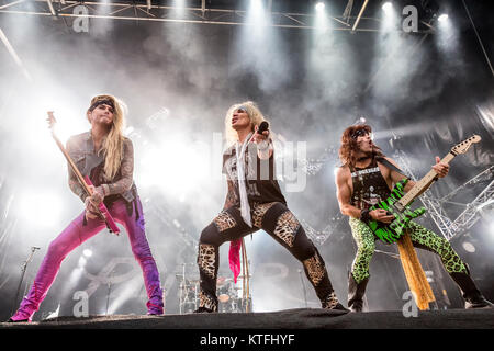 La American glam metal band Pantera acciaio esegue un concerto dal vivo presso la musica svedese festival Sweden Rock Festival 2017. Qui la cantante e musicista Michael Starr è visto dal vivo sul palco con il chitarrista sacchetta (R) e bass player Lexxi Foxx (L). La Svezia, 08/06 2017. Foto Stock