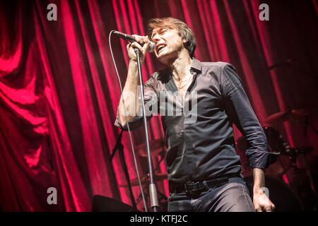 Scamosciato, l'inglese rock band, esegue un concerto dal vivo a Sentrum scena in Oslo. Qui cantante, compositore e musicista Brett Anderson è visto dal vivo sul palco. Norvegia, 02/02 2016. Foto Stock