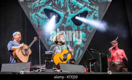 La commedia americana rock duo Tenacious D esegue un concerto dal vivo alla musica svedese festival Festival Bråvalla 2016. Il duo è composto da due attori, musicisti e cantanti Jack Black (C) e Kyle Gass (L). La Svezia, 01/07 2016. Foto Stock