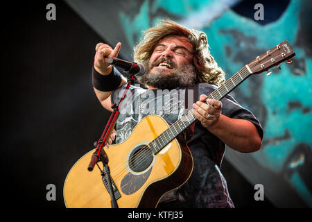 La commedia americana rock duo Tenacious D esegue un concerto dal vivo alla musica svedese festival Festival Bråvalla 2016. Il duo è composto da due attori, musicisti e cantanti Jack Black (foto) e Kyle Gass. La Svezia, 01/07 2016. Foto Stock