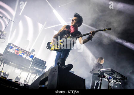 L'inglese rock band la cura esegue un concerto dal vivo a Oslo Spektrum. Qui il bassista Simon Gallup è visto dal vivo sul palco. Norvegia, 11/10 2016. Foto Stock