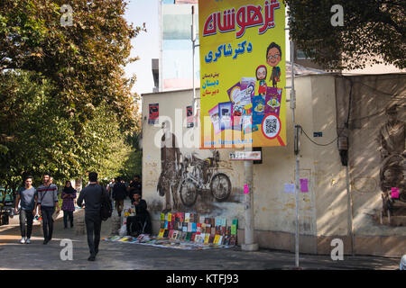TEHRAN, IRAN - Novembre 2017: una tipica strada di Teheran, capitale dell'Iran Foto Stock