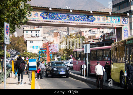 TEHRAN, IRAN - Novembre 2017: una tipica strada di Teheran, capitale dell'Iran Foto Stock