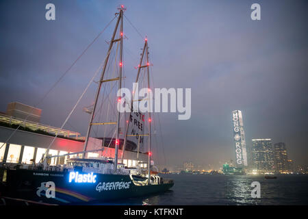 Hong Kong. Il 23 dicembre, 2017. La nave di Greenpeace Rainbow Warrior ancorata in Hong Kong. Greenpeace si battono contro l uso della plastica, Hong Kong, Cina. Credito: Bob Henry/Alamy Live News Foto Stock