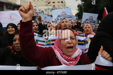 La città di Gaza, Striscia di Gaza, Territori palestinesi. 24 dicembre, 2017. Le donne palestinesi prendere parte nel corso di una protesta contro la U.S. Presidente Donald Trump per la decisione di riconoscere Gerusalemme come capitale di Israele nella Striscia di Gaza City 24 dicembre 2017 Credit: Ashraf Amra/immagini APA/ZUMA filo/Alamy Live News Foto Stock