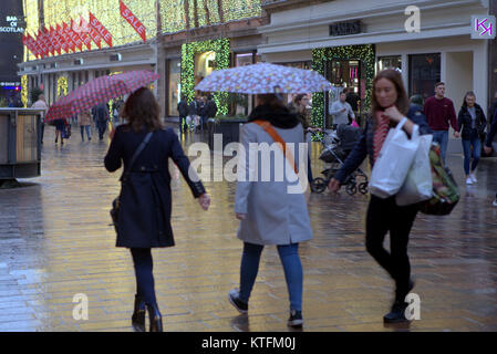 Glasgow, Scotland, Regno Unito 24 Dicembre.UK Meteo: pioggia e vento salutare i last minute la vigilia di Natale gli amanti dello shopping a Buchanan Street, Glasgow stile del miglio da Fraser o le strade di princes Square Shopping Centre. Credito traghetto Gerard/Alamy news Foto Stock