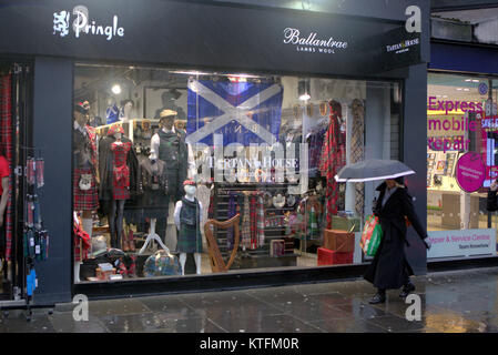 Glasgow, Scotland, Regno Unito 24 Dicembre.UK Meteo: pioggia e vento salutare i last minute la vigilia di Natale gli amanti dello shopping a Buchanan Street, Glasgow stile del miglio da Fraser o le strade di princes Square Shopping Centre. Credito traghetto Gerard/Alamy news Foto Stock