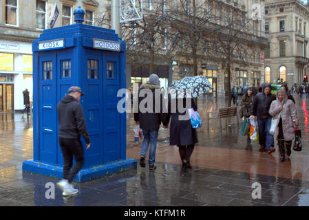 Glasgow, Scotland, Regno Unito 24 Dicembre.UK Meteo: pioggia e vento salutare i last minute la vigilia di Natale gli amanti dello shopping a Buchanan Street, Glasgow stile del miglio da Fraser o le strade di princes Square Shopping Centre. Credito traghetto Gerard/Alamy news Foto Stock