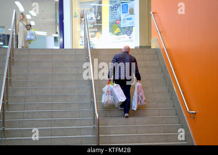 Glasgow, Scotland, Regno Unito 24 Dicembre.UK Meteo: pioggia e vento salutare i last minute la vigilia di Natale gli amanti dello shopping a Buchanan Street, Glasgow stile del miglio da Fraser o le strade di princes Square Shopping Centre. Credito traghetto Gerard/Alamy news Foto Stock
