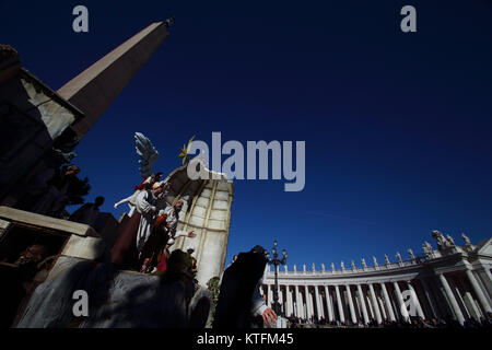 Città del Vaticano. 24 dicembre, 2017. Dicembre 24, 2017 - Stato della Città del Vaticano (Santa Sede) il Papa Francesco offre preghiera dell Angelus in Piazza San Pietro in Vaticano (credito Immagine: © Evandro Inetti tramite filo di ZUMA) Credito: ZUMA Press, Inc./Alamy Live News Foto Stock