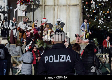 Città del Vaticano. 24 dicembre, 2017. Dicembre 24, 2017 - Stato della Città del Vaticano (Santa Sede) il Papa Francesco offre preghiera dell Angelus in Piazza San Pietro in Vaticano (credito Immagine: © Evandro Inetti tramite filo di ZUMA) Credito: ZUMA Press, Inc./Alamy Live News Foto Stock
