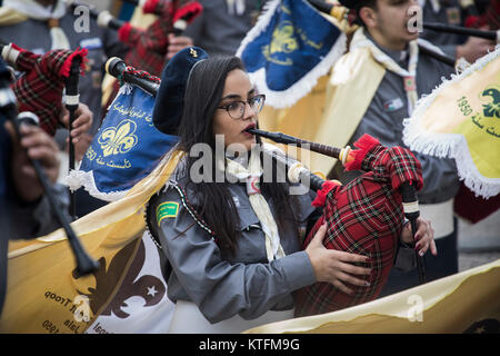 Betlemme, Territori palestinesi. 24 dicembre, 2017. Scout palestinese eseguire al di fuori della Chiesa della Natività durante le celebrazioni del Natale in Cisgiordania città di Betlemme, 24 dicembre 2017. Credito: Ilia Yefimovich/dpa/Alamy Live News Foto Stock