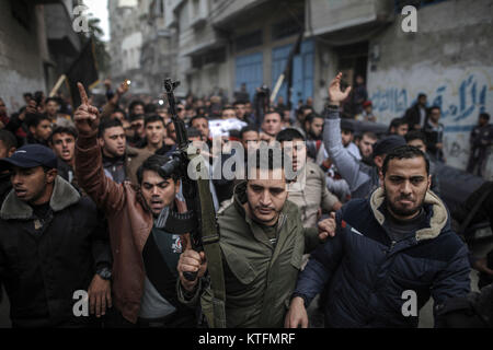 La striscia di Gaza, la Palestina. 24 dicembre, 2017. Un uomo porta un fucile da assalto durante il funerale di 19-anno-vecchio Mohamed Sami al-Dahdouh nella città di Gaza, Striscia di Gaza, Territori palestinesi, 24 dicembre 2017. Al-Dahdouh è stato ucciso durante gli scontri con i soldati israeliani a seguito delle proteste contro il presidente statunitense Donald Trump per la decisione di riconoscere Gerusalemme come capitale di Israele. Foto: Wissam Nassar/dpa Credito: dpa picture alliance/Alamy Live News Foto Stock