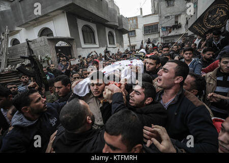 La striscia di Gaza, la Palestina. 24 dicembre, 2017. Palestinesi lutto portano il corpo di 19-anno-vecchio Mohamed Sami al-Dahdouh, durante il suo funerale di Gaza City, nella Striscia di Gaza e i territori palestinesi, 24 dicembre 2017. Al-Dahdouh è stato ucciso durante gli scontri con i soldati israeliani a seguito delle proteste contro il presidente statunitense Donald Trump per la decisione di riconoscere Gerusalemme come capitale di Israele. Foto: Wissam Nassar/dpa Credito: dpa picture alliance/Alamy Live News Foto Stock