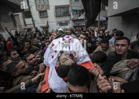 La striscia di Gaza, la Palestina. 24 dicembre, 2017. Palestinesi lutto portano il corpo di 19-anno-vecchio Mohamed Sami al-Dahdouh, durante il suo funerale di Gaza City, nella Striscia di Gaza e i territori palestinesi, 24 dicembre 2017. Al-Dahdouh è stato ucciso durante gli scontri con i soldati israeliani a seguito delle proteste contro il presidente statunitense Donald Trump per la decisione di riconoscere Gerusalemme come capitale di Israele. Foto: Wissam Nassar/dpa Credito: dpa picture alliance/Alamy Live News Foto Stock