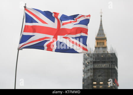 Londra REGNO UNITO. Il 24 dicembre 2017. La Union Jack Flag sventola su cieli grigi blustery in condizioni ventose in Westminster sul noioso ma il giorno più caldo nella capitale. Il Met Office, forecasy ha un clima mite e secco principalmente esegui fino a Natale. Credito: amer ghazzal/Alamy Live News Foto Stock