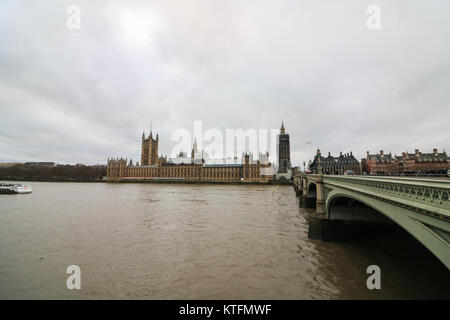 Londra REGNO UNITO. Il 24 dicembre 2017. Blustery condizioni ventose e cieli grigi su Westminster sul noioso ma il giorno più caldo nella capitale. Il Met Office, forecasy ha un clima mite e secco principalmente esegui fino a Natale. Credito: amer ghazzal/Alamy Live News Foto Stock