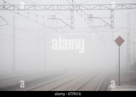 Llanera, Spagna. 24 dicembre, 2017. Una fitta nebbia coprire la stazione ferroviaria della linea Oviedo - Gijon a Lugo de Llanera stazione ferroviaria sul dicembre 24, 2017 nelle Asturie, Spagna. ©David Gato/Alamy Live News Foto Stock