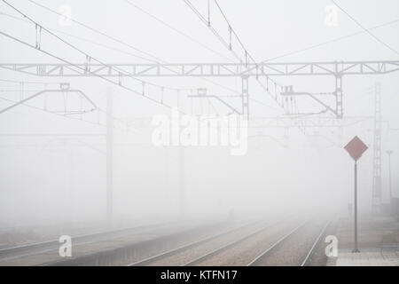 Llanera, Spagna. 24 dicembre, 2017. Una fitta nebbia coprire la stazione ferroviaria della linea Oviedo - Gijon a Lugo de Llanera stazione ferroviaria sul dicembre 24, 2017 nelle Asturie, Spagna. ©David Gato/Alamy Live News Foto Stock