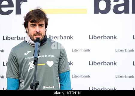 Llanera, Spagna. 24 dicembre, 2017. Spagnolo di Formula One racing driver, Fernando Alonso, viene eseguito durante una esecuzione solidale con centinaia di persone a Fernando Alonso sul circuito di Dicembre 24, 2017 nelle Asturie, Spagna. ©David Gato/Alamy Live News Foto Stock