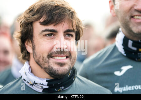 Llanera, Spagna. 24 dicembre, 2017. Spagnolo di Formula One racing driver, Fernando Alonso, viene eseguito durante una esecuzione solidale con centinaia di persone a Fernando Alonso sul circuito di Dicembre 24, 2017 nelle Asturie, Spagna. ©David Gato/Alamy Live News Foto Stock