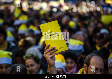 Barcellona, in Catalogna, Spagna. 24 dicembre, 2017. Una mano tra la folla mostra la canzone di Natale fatto foglio. Il catalano organizzazioni sovereigntists Omnium e ANC, hanno chiamato un canto di Natale per la libertà di fronte al Barcellona il Modelo di prigione. Diverse centinaia di persone hanno cantato tradizionali canzoni Natalizie nonché inni, in memoria dei membri del governo catalano sospeso ancora in carcere. Credito: Copyright Paco Freire/SOPA/ZUMA filo/Alamy Live News Foto Stock