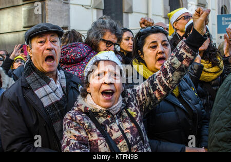 Barcellona, in Catalogna, Spagna. 24 dicembre, 2017. Due partecipanti visto grida durante la cerimonia. Il catalano organizzazioni sovereigntists Omnium e ANC, hanno chiamato un canto di Natale per la libertà di fronte al Barcellona il Modelo di prigione. Diverse centinaia di persone hanno cantato tradizionali canzoni Natalizie nonché inni, in memoria dei membri del governo catalano sospeso ancora in carcere. Credito: Copyright Paco Freire/SOPA/ZUMA filo/Alamy Live News Foto Stock